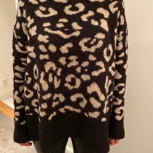Zara tröja - Hej, jag säljer en tjock tröja från zara i storlek small. Den är oversize. Fett skön och snygg! Säljer för 220kr ink frakt!