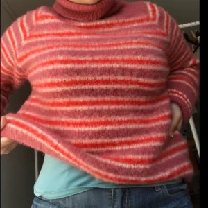 NA-KD stickad polotröja M - Använd typ två gånger, skönt material. Möts upp i Umeå eller fraktar. Köparen står för frakt.