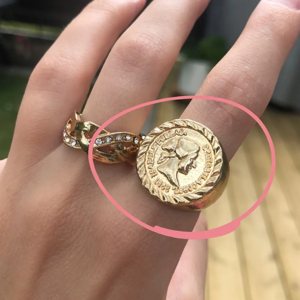 Skitsnygg guldig lite större ring som dessvärre är lite för stor för mig. Har använt kanske en gång, som ny! 30 kr + 11 kr i frakt 💕 skulle säga att det är mer som en st S (är en xs i ringar). Accessoarer.