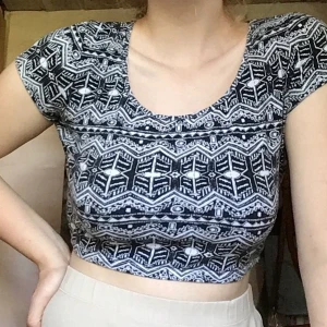 Croptop - Somrig magtröja! Går att fraktas eller mötas upp i Kristianstad med omnejd.