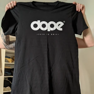 DOPE t-shirt - Storlek L. Använd fåtal ggr.