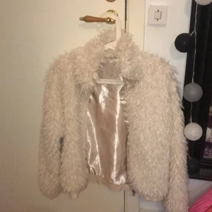 Storlek 164 - Säljer denna jacka som jag använt max 6 gånger för några år sen men använder den inte längre. Super mysig o skön 🥰 köparen får stå för frakten 