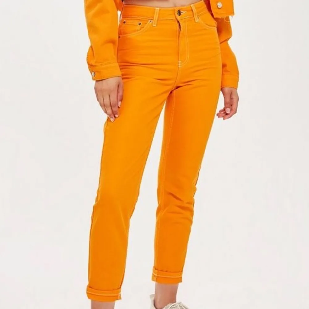 Orangea mom- jeans från topshop som är använda ett fåtal gånger! Sitter skitsnyggt men de är lite stora på mig! 26 i midja men skulle passa 27 också. 30 i längd!. Jeans & Byxor.