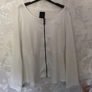 Tröja med dragkedja - Inga fläckar knappt använd inte nopprig. Frakt 60kr
