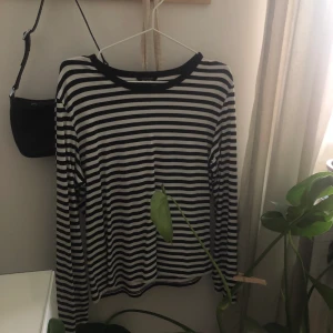 Tröja från Monki - Tröjan är lite oversized och är i mycket fint skick!