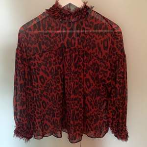 Blus från zara i ett rött svart leopard print som är lite genomskinligt.Knappt använd. Köparen står för frakten. 