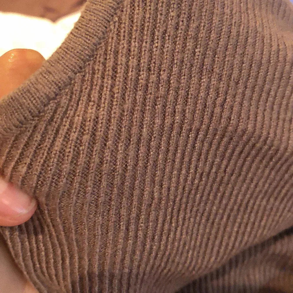 Snygg tröja som man kan ha av ena axeln, används inte längre! Frakt ingår. Tröjor & Koftor.