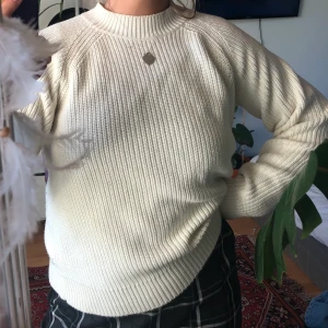 Gräddvit stickad tröja  - Gräddvit stickad tröja med dragkedja på ryggen från hm - köparen står för frakt🌻