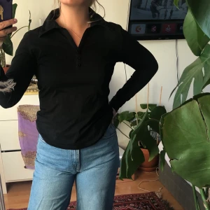Svart långärmad med krage - Väldigt liten i storlek - köparen står för frakt🌻