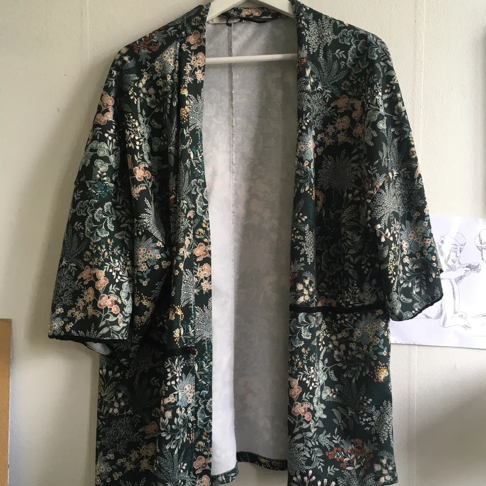 Blommig kimono perfekt för sommaren. I bra skick. Köparen står för frakt . Tröjor & Koftor.