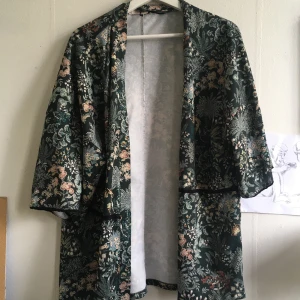Blommig kimono - Blommig kimono perfekt för sommaren. I bra skick. Köparen står för frakt 