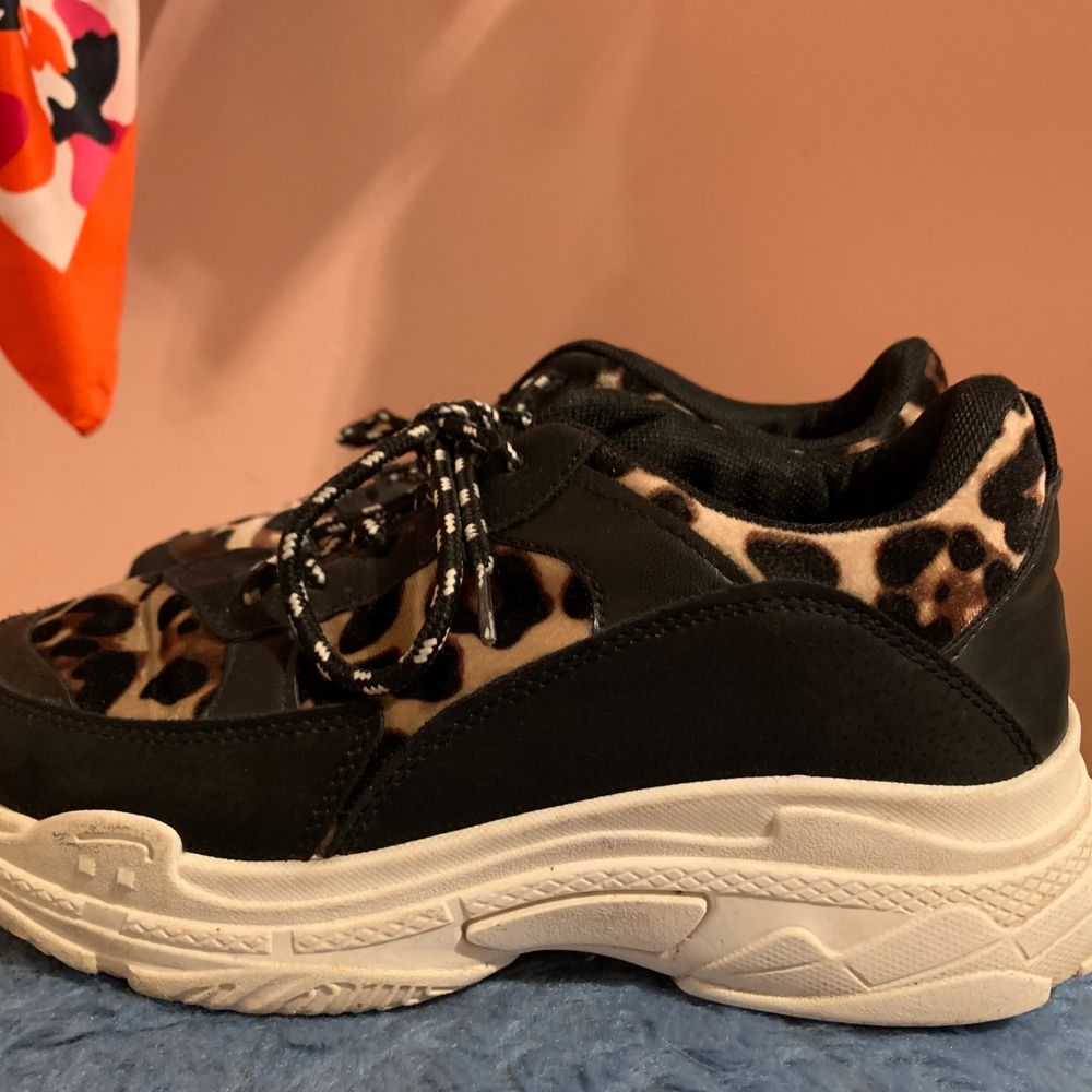 Säljer mina sneakers från Bohoo, de är flitigt använda men mycket bra skick. Priset går att diskuteras vid snabb affär, skriv i chatten för fler bilder! 💕💖 köparen står för frakt!. Skor.