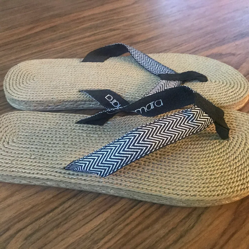 nys oanvända bohemiska flipflops. Skor.