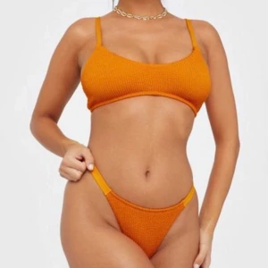 Bikini från nelly orange - Fin bikini från nelly i orange. Överdelen är i storlek XS och underdelen i S. Helt oanvända men bara lappar kvar på överdelen