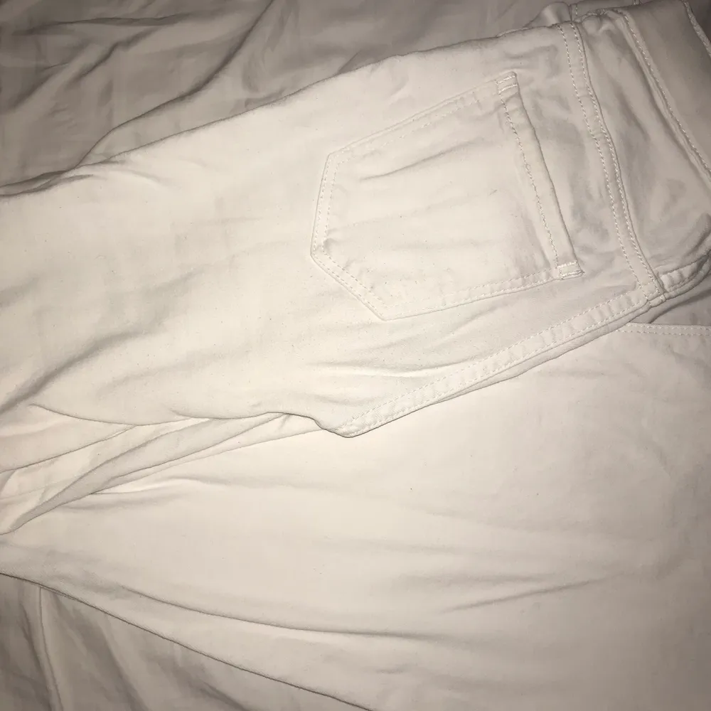 Vita bootcut jeans från dr denim, modellen macy tror jag. Använda men bra skick, köpare står för frakt❤️. Jeans & Byxor.