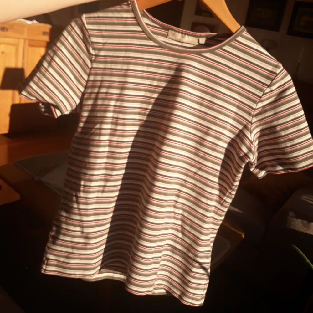 Randig t-shirt från kappahl det står 42/44 men är mera som en 38. Färgerna är som på siesta bilden lite tjockare tyg.. T-shirts.