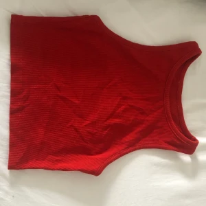 Linne - Jättegulligt linne som jag tror är från Zara. Lappen är avklippt men uppskattar storleken till XS. Säljer då den är för liten för mig. Har även ett likadant i strl S i randigt och ett svart i XS (kolla andra annonser!). Köparen står för frakt (22kr)!