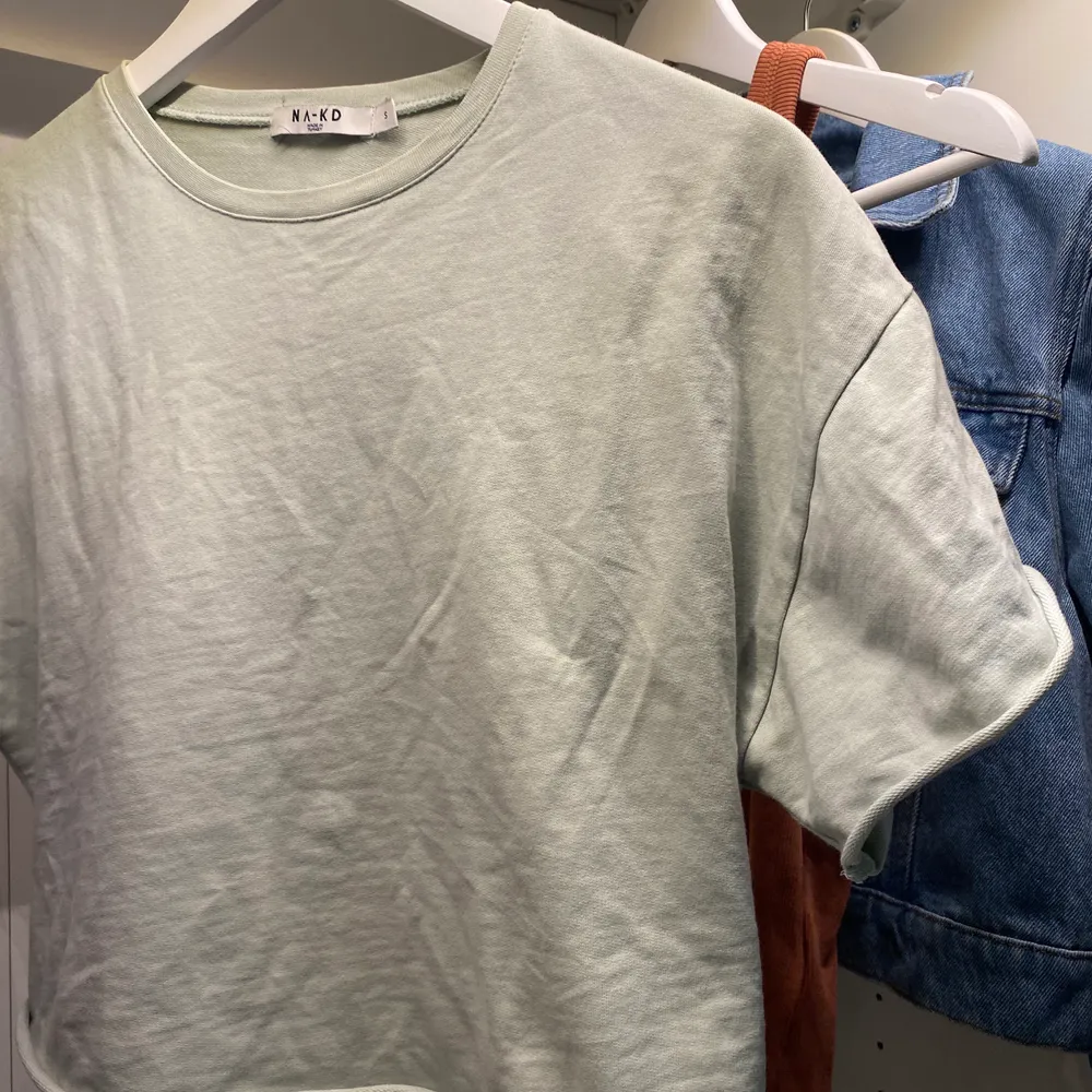 T-shirt i sweatshirt material, färgen framgår inte riktigt på kameran men första bilden är den rättvisa färgen💚 använd fåtal gånger! köparen står för frakten💖. T-shirts.