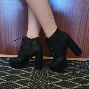 Högklackade svarta skor. Stl 37 - Väldigt bekväma, perfekt passform, lite slitna av användning.