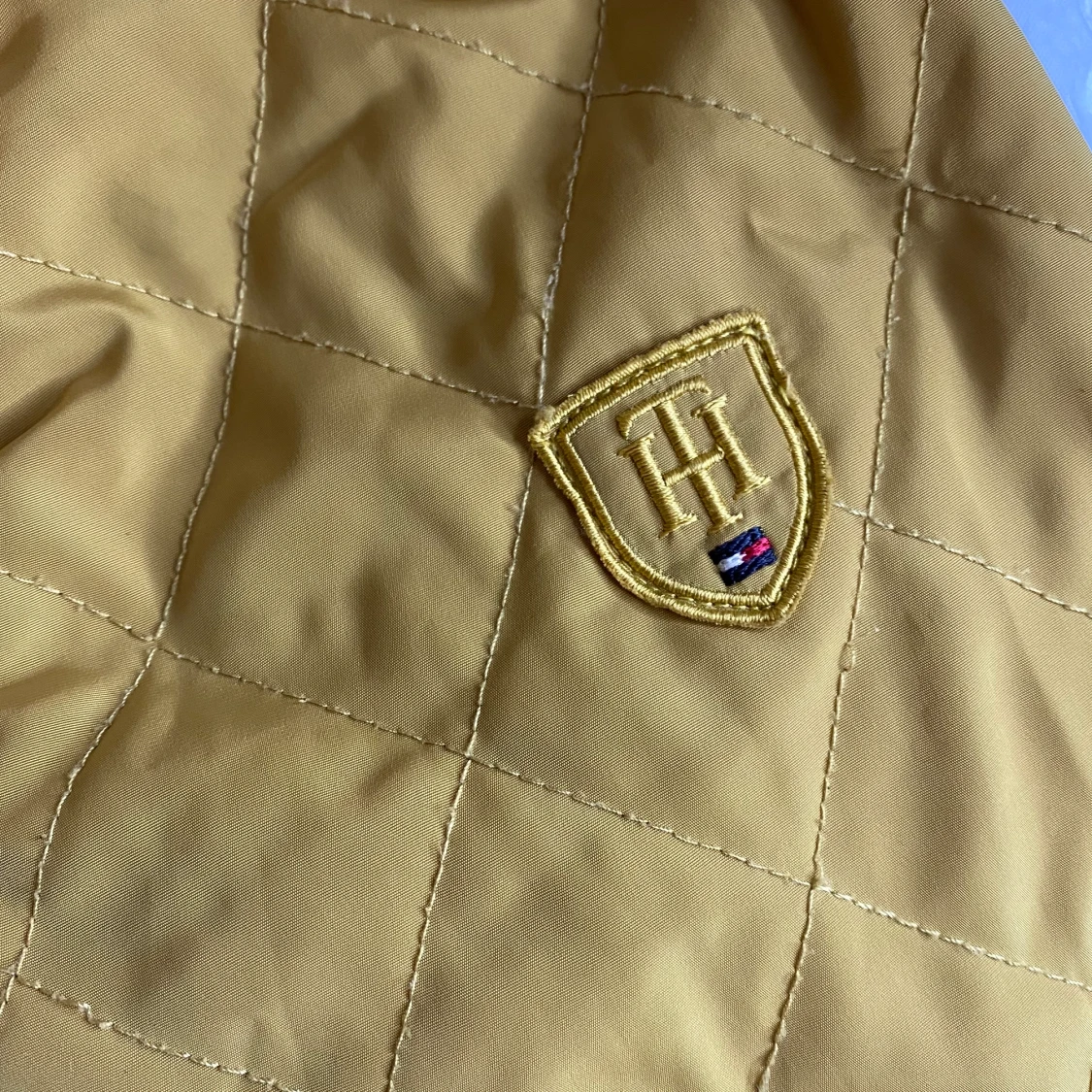 Tommy Hilfiger jacka i storlek S - 90