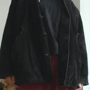 Oversized manchesterjacka - Jättefin svart manchesterjacka med rutig orange-gul fodring! Perfekt nu till hösten. Ett litet hål vid ena fickan där dram, därför billigt pris. Sitter oversized på mig som är S. Supermjuk och bekväm att ha. Skriv om du har några frågor! Möts upp i Sthlm innerstad.