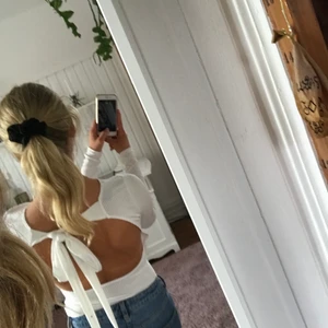 Topp - Topp/tröja med öppen rygg och knytning i ryggen fin ginatricot, Passar xs-s 💗