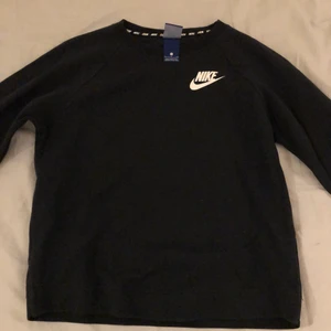 Nike sweatshirt  - Säljer nu min svarta Nike sweatshirt i ett ganska tunnt material. Den är köpt för ca 2 år sedan på stadium, nypris då låg på ca 500kr så säljer för bara 170kr då jag köpte den för två år sen🥰