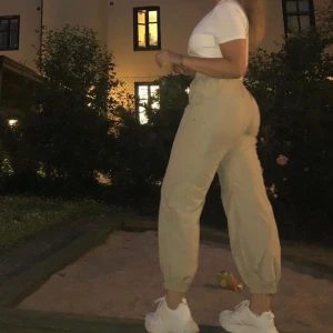 Weekday byxor - Skitsnygga byxor från weekday köpta för 500kr! Använt dom en gång, dem är 42 med de är väldigt små i storlek & passar även för strl 40 & 38