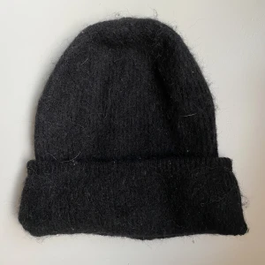 Kashmirmössa Only - Säljer den här snygga kashmirmössan från Only pga aldrig använd! Så snygg inför hösten och vintern! Nypris: 299kr!! ❣️