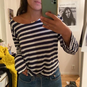 Randig tröja - Tunn randig tröja i marinblå och vitt. Frakten ingår inte i priset. Kan mötas upp i Stockholm södra. 💕💕