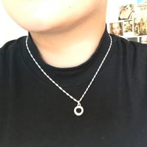 Skruvad kedja med rund berlock - Skruvad kedja med rund berlock, endast använd när bilden togs. Nypris: ca 150kr, mitt pris: 49+frakt💗🌞