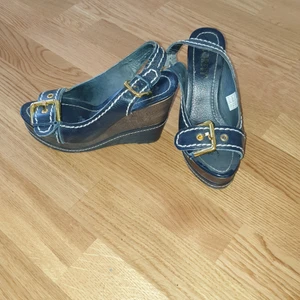 Kilklackar  - Mörkblå kilklack skor med guld