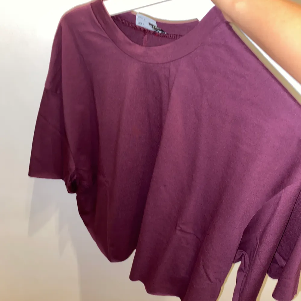 Oanvänd tröja, köpte precis denna tröja har inte använt den. Stl 32 orginalpris: 159kr . T-shirts.