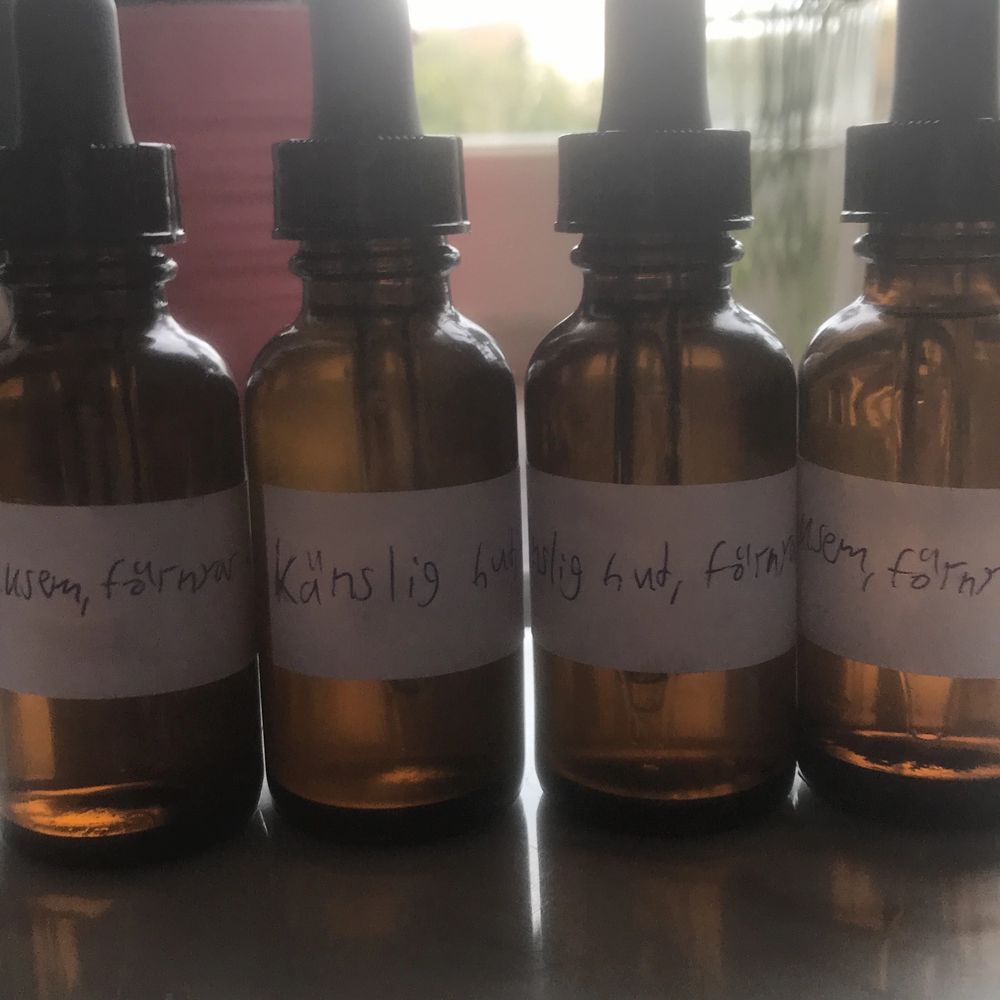 ❗️ANVÄNT HANDSKAR, MASK OCH HAFT UPPSATTT HÅR SAMT TVÄTTAT ALLT MED EKOLOGISKT ALLERGI OCH ASTMA SÄKER SÅPA❗️Detta är 4st serum (30ML) jag säljer, de är inte djurtestade och de är veganska🌱🌱 Du kan köpa en eller flera☺️bara att kontakta vid köpte eller frågor💖•2 st är mot torr hud, eksem och förnyar hudcellerna❤️❤️ •De andra 2 är mot känslig hud och förnyar hudceller❤️❤️ PRIS: 1 st för 65kr+frakt🥰🥰Frakten ligger på 22kr. INSTA: moonglosswe✨. Övrigt.