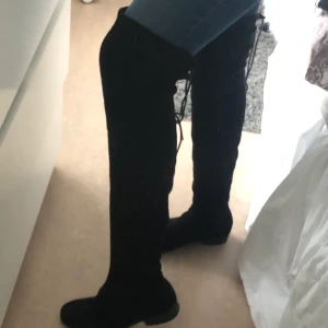 Over knee stövlar  - Säljer mina over knee stövlar pga att de är för små. De är i storlek 39. Säljer dessa för 75kr + frakt🤍