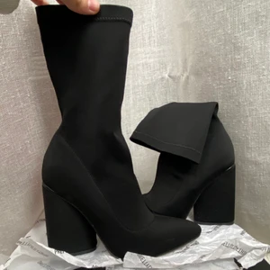 PrettyLittleThing Boots - Snygga och bekväma höstboots från PrettyLittleThing som passsr till allt! Helt oanvända och säljes i orginalförpackning. Klackhöjden är 10 cm. Säljer då dom tyvärr var lite för stora för mig 😔 🍂❤️ 