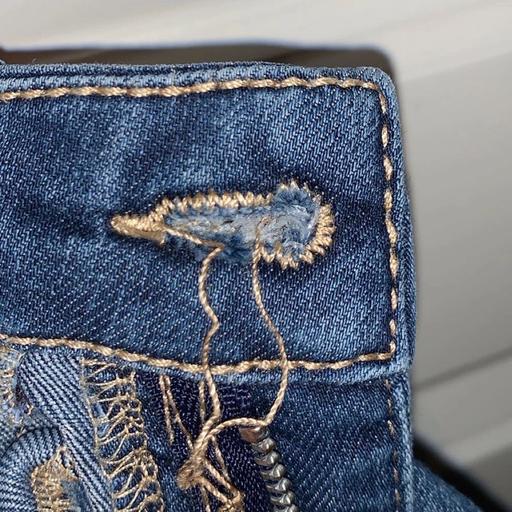 Super snygga blå jeans från hm. Gjort hålen större själv. Rätt använda men fortfarande bra skick. Som man ser på sista bilden har sömen gått upp vid knapphålet men det funkar bra ändå. Säljer för 50 +frakt (jag är 170). Jeans & Byxor.