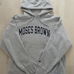 Vintage Champion Hoodie - Säljer en ljusgrå Vintage Champion Hoodie i storlek L (Passar M-L). University print samt inga flaws och en liten stain. Kunden står för frakten (63 kr skickas spårbart). Samfraktar gärna. Pm vid intresse!