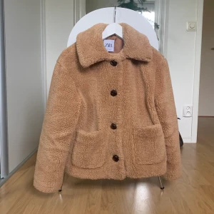 zara teddy jacka - Teddy jacka från Zara i väldigt fint skick! verklgien super mysig att ha på sig, perfekt nu till hösten men passar även under vintern! passar xs-s och frakt tillkommer 🧚🏼‍♀️
