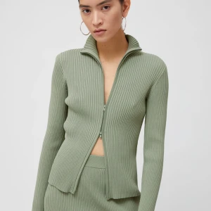 Weekday Ryan cardigan  - Mintgrön cardigan med zip åt båda hållen från Weekday, storlek S. Använd tre gånger, i perfekt skick. Säljs i butik nu men bara i andra färger. Frakt 55kr eller möts upp på Södermalm/i Hökarängen.