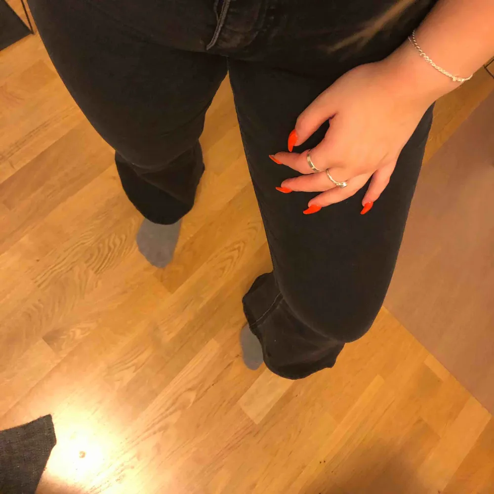 ✨ JEANS ✨  Stretchiga jeans från NaKd, det är en stl 40 men som sagt ganska stretchiga. Syns inte jättetydligt på bilden men de är  bootcut / flare modell på dom.  Köpare står för frakt.  !!🦋Finns endast fram tills lördag 12/9 🦋!!. Jeans & Byxor.