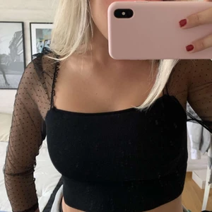 Zara - superfin topp från zara som längre inte kommer till användning tyvärr. finns heller inte kvar att köpa på zara. Säljer för 100kr + frakt. vid intresse kan nytt pris eventuellt diskuteras 