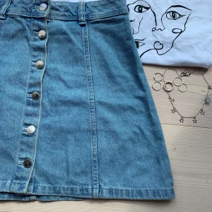 Jeanskjol - Jeanskjol i storlek 34. Sitter fint på men den har tyvärr blivit förliten för mig. Säljer den för 90 kronor plus frakt