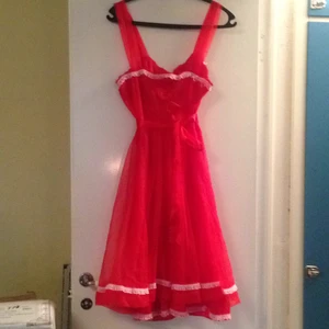  - Jättefin lätt genomskinlig klänning från Beyond Retro. Jag är stl 36 och den passar mig jättebra, men den har ett band runt som man kan knyta åt så den passar även dig som är mindre i storlek. Prislappen är kvar, och den är aldrig använd av mig, bara prövad en gång. 
