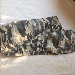 Cami cargo byxor - Dessa snygga camo byxor i färgen light grey, använd ett par få gånger. Säljer för de blivit för små för mig tyvärr.                                                                   Storlek XXS men passar helt klart XS💓 buda