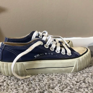 Vaga Bond sneakers - Supercoola sneakers ifrån vaga Bond som jag köpte här på Plick men måste sälja för de är tyvärr försmå :( frakt är inkluderat i priset, bara att skriva om du har några frågor <3