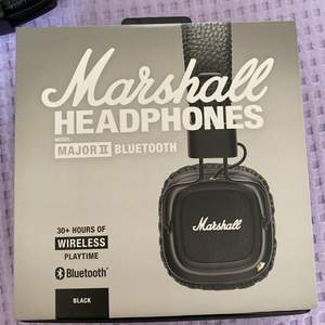 Trådlösa hörlurar från Marshall i svart! Knappt använda, förpackningen finns kvar med allt dess innehåll. Startbud 500 