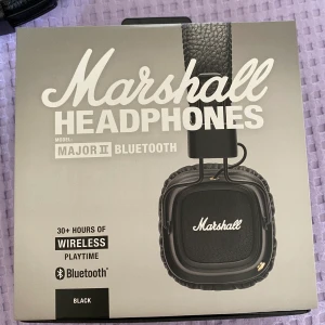 Marshall major 2 trådlösa - Trådlösa hörlurar från Marshall i svart! Knappt använda, förpackningen finns kvar med allt dess innehåll. Startbud 500 