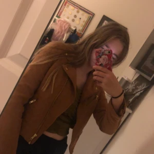 Fin höst/vår jacka - Väldigt fin, använd några få gånger. Den är tyvärr lite liten i ärmarna för mig därför säljer jag vidare den. Hör gärna av dig vid eventuella frågor🦋