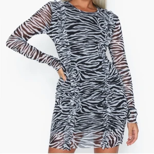 Zebra klänning - Zebra klänning från Nelly. Storlek S. Nyskick. Pris- 150kr